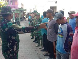 Terik Sinar Matahari Tak Surutkan Satgas TMMD, Ormas dan Warga Dalam Pengecoran Begesteng Kanan Kiri Saluran Air