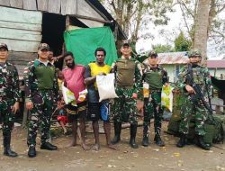 Satgas Yonif 123/Rajawali Salurkan Bantuan Sembako kepada Warga Kampung Emnam