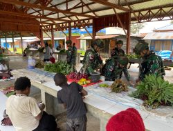 Wujud Kepedulian terhadap Kesejahteraan Masyarakat Pos Bolakme Satgas Pamtas RI-PNG Kewilayahan Yonif 645/GTY Borong Hasil Kebun Warga