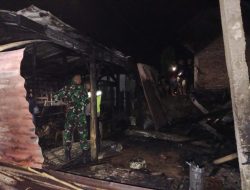 Kandang Kambing Ludes Terbakar di Jatisrono, Babinsa dan Polisi Bergerak Cepat Bantu Penanganan