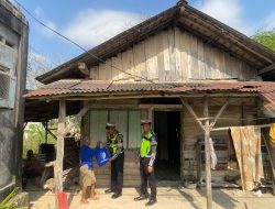 Wujud Kepedulian Lewat “Tasi Berkah”, Sat Lantas Polres Mesuji Bagikan Beras Bagi Warga Kurang Mampu di Simpang Pematang