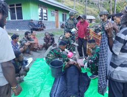 “Duka Satu Orang, Jadi Duka Torang Semua” Satgas Yonif 645/GTY Pos Kurima Melayat ke Warga Kampung Hoguma Distrik Kurima
