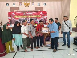 Polres Mesuji Melaksanakan Kegiatan Jumat Curhat di Desa Mekar Sari dan Bagikan Sembako serta Sampaikan Imbauan Cegah Karhutla Serta Lestarikan Hutan