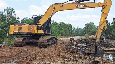 Jembatan Vital Penghubung Kampung Wanam Diperbaiki Personel Satgas TMMD ke-129
