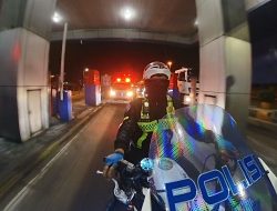 Demi Selamatkan Pasien, Satlantas Polres Gresik Kawal Ambulans dari Bawean hingga RSUD Ibnu Sina