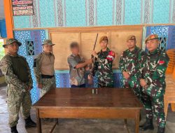 Satgas Pamtas RI-Malaysia Yonarmed 19/Bogani Terima Penyerahan Senjata Rakitan dan Munisi Dari Warga Temajuk