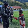 Senyum Anak-Anak Obano Mengembang Saat Satgas Yonif 2 Marinir Hadir Membawa Kasih
