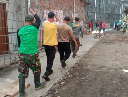 Panas Matahari Menyengat, Semangat Tak Padamkan Satgas TMMD, Polri, Ormas dan Warga Masyarakat Kebut Pemasangan Hermest & Bodex