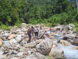 Personel Kodim 1812/Pegaf Berperan Aktif dalam Pencarian Reporter TVRI yang Hilang di Air Terjun Memti