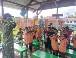Satgas Yonif 123/Rajawali Perkuat Akses Pendidikan di Perbatasan, Pos Tomor Berikan Seragam Sekolah kepada Anak PAUD Kartika