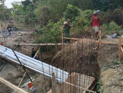 Babinsa Kawal Proyek Penghubung Dua Desa Demi Dongkrak Perekonomian Warga
