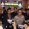 Polresta Mataram Tangkap Pelaku Pembunuh Mahasiswi Unram   Mataram, Barometer99.com- Misteri kematian NDR (21), mahasiswi asal Kabupaten Sumbawa Barat yang ditemukan meninggal dunia di kamar kosnya di Jalan Sakura, Kelurahan Gomong, Kota Mataram pada 17 Mei 2026, akhirnya berhasil diungkap jajaran Satreskrim Polresta Mataram.  Setelah melalui penyelidikan intensif selama hampir dua bulan, Tim Unit Reaksi Cepat (URC) Satreskrim Polresta Mataram berhasil mengamankan seorang pria berinisial HK (17), warga Kelurahan Punia, Kecamatan Mataram, yang kini telah ditetapkan sebagai tersangka.  Keberhasilan pengungkapan kasus tersebut disampaikan langsung oleh Kapolresta Mataram Kombes Pol. Hendro Purwoko, dalam konferensi pers yang digelar di Gedung Wira Pratama Polresta Mataram, Jumat (31/07/2026).  Konferensi pers turut dihadiri Kasat Reskrim Polresta Mataram AKP I Made Dharma YP, para Kanit Reskrim, Tim URC, Kasi Humas Polresta Mataram, serta keluarga korban yang sejak awal mengikuti perkembangan penyelidikan.  Kapolresta menjelaskan, peristiwa tersebut terjadi pada Sabtu dini hari, 16 Mei 2026, di kamar kos korban di kawasan Gomong, Mataram.  Namun, jasad korban baru ditemukan keesokan harinya, Minggu (17/05/2026) sekitar pukul 19.00 Wita, oleh seorang rekannya yang datang ke kos karena korban tidak dapat dihubungi sepanjang hari.  “Peristiwa itu terjadi pada dini hari, sedangkan korban ditemukan meninggal dunia keesokan harinya oleh temannya yang datang karena seharian tidak mendapatkan kabar dari korban,” jelas Kapolresta.  Usai menerima laporan, Satreskrim Polresta Mataram langsung melakukan olah tempat kejadian perkara (TKP), mengumpulkan barang bukti, meminta keterangan para saksi, serta melakukan penyelidikan secara intensif.  Kapolresta mengungkapkan, titik terang perkara ini bermula dari hasil identifikasi barang-barang milik korban yang hilang, terutama sepeda motor dan telepon genggam.  Pada Rabu malam (29/07/2026), Tim URC mengamankan HK dalam penanganan kasus pembacokan di Kota Mataram. Saat diamankan, petugas menemukan sepeda motor yang dikendarai pelaku.  Setelah dilakukan pengecekan nomor rangka dan identifikasi kendaraan, polisi memastikan bahwa sepeda motor tersebut merupakan milik NDR yang hilang sejak peristiwa di kamar kos.  “Awalnya tim mengamankan tersangka terkait kasus pembacokan. Namun setelah dilakukan identifikasi, sepeda motor yang digunakannya ternyata merupakan milik korban pembunuhan di Gomong. Dari situlah penyelidikan dikembangkan hingga akhirnya tersangka mengakui perbuatannya,” terang Kapolresta.  Niat Mencuri Berujung Hilangnya Nyawa Korban  Berdasarkan hasil pemeriksaan penyidik, HK mengaku awalnya datang seorang diri ke kawasan kos-kosan dengan tujuan melakukan pencurian.  Ia mengamati situasi sekitar sebelum mencoba membuka beberapa pintu kamar kos. Sebagian besar kamar dalam keadaan terkunci, namun pintu belakang kamar korban hanya tertutup tanpa dikunci.  Tersangka kemudian masuk secara diam-diam dan mengambil dua unit telepon genggam milik korban.  Merasa masih memiliki kesempatan mengambil barang berharga lainnya, HK kembali masuk ke dalam kamar untuk mengambil kunci sepeda motor korban.  Namun ketika hendak mengambil kunci tersebut, korban terbangun dan sempat berteriak.  Dalam kondisi panik, tersangka diduga mendorong korban hingga terjatuh di atas tempat tidur, kemudian menindih tubuh korban serta membekap mulut dan hidung korban menggunakan bantal hingga korban tidak lagi bergerak.  Setelah itu, tersangka membawa kabur sepeda motor milik korban.  Untuk menghilangkan jejak, sepeda motor tersebut dipreteli dan diubah tampilannya agar tidak mudah dikenali.  Selama hampir dua bulan, kendaraan itu tetap digunakan tersangka dalam aktivitas sehari-hari hingga akhirnya menjadi petunjuk penting yang mengungkap kasus tersebut.  Dalam konferensi pers, Kapolresta juga mengungkap bahwa HK merupakan residivis tindak pidana.  Dari hasil pemeriksaan sementara, tersangka juga mengaku pernah melakukan tiga aksi penusukan di wilayah Kota Mataram, yakni di Jalan Majapahit, Jalan Airlangga, dan Jalan Bougenville.  Menurut pengakuannya, aksi kekerasan tersebut dipicu persoalan sepele, seperti merasa tersinggung karena ditegur atau dipandang oleh korban.  Meski demikian, dalam kasus meninggalnya NDR, penyidik menyebut motif utama tersangka adalah pencurian yang kemudian berkembang menjadi tindak kekerasan ketika aksinya diketahui korban.  “Jadi motif awalnya adalah pencurian. Karena ketahuan oleh korban, pelaku panik dan melakukan kekerasan yang akhirnya menyebabkan korban meninggal dunia,” tegas Kapolresta.  Dalam perkara ini, penyidik telah mengamankan sejumlah barang bukti, di antaranya pakaian korban, tempat tidur, sepeda motor milik korban, serta senjata tajam yang diduga digunakan tersangka dalam sejumlah perkara pembacokan lainnya.  Atas perbuatannya, HK dijerat dengan pasal berlapis, yakni Pasal 458 ayat (1), Pasal 479 ayat (3), Pasal 307 ayat (1), dan Pasal 466 ayat (2) Undang-Undang Nomor 1 Tahun 2023 tentang Kitab Undang-Undang Hukum Pidana (KUHP) dengan ancaman pidana maksimal 15 tahun penjara.  Keluarga Korban Sampaikan Apresiasi  Pengungkapan kasus tersebut disambut haru oleh keluarga korban yang hadir langsung dalam konferensi pers.  Ibu kandung beserta keluarga NDR menyampaikan apresiasi kepada Kapolresta Mataram, Kasat Reskrim, Tim URC, dan seluruh jajaran Polresta Mataram yang dinilai telah bekerja keras hingga berhasil mengungkap kasus yang selama hampir dua bulan menjadi tanda tanya.  “Kami mengucapkan terima kasih yang sebesar-besarnya kepada Polresta Mataram yang telah berhasil mengungkap pelaku pembunuhan anak kami. Atas nama keluarga, kami menyampaikan apresiasi dan rasa terima kasih atas kerja keras seluruh jajaran kepolisian,” ujar perwakilan keluarga korban.***