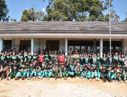 Satgas Pamtas RI-Malaysia Yonarmed 19/Bogani Bersama Tentera Diraja Malaysia (TDM) Gelar Karya Bakti Bersihkan SMA Negeri 1 Entikong