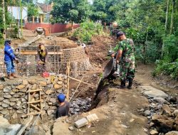 Terus Bergerak Tanpa Henti: TNI Songgon Gempur Hari Ke-18 Pembangunan Jembatan Garuda, Rakyat Gumukcandi Kian Dekat Dengan Asa