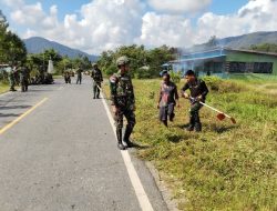 Pererat Gotong Royong dan Kemanunggalan, Satgas Yonif 645/GTY Gelar Karya Bakti di Desa Ampera