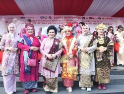 Melestarikan Warisan Budaya, Persit KCK Koorcab Rem 044 Ramaikan Parade Kebaya Nasional