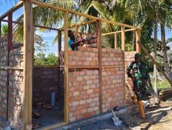 Kebersamaan dan Kekompakan TNI Bersama Masyarakat, Wujudkan Pembangunan MCK di Kampung Urumb