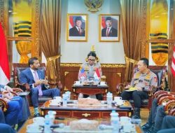 Perkuat Penanganan Kejahatan Transnasional, Kapolri dan Direktur FBI Gelar Pertemuan di Mabes Polri