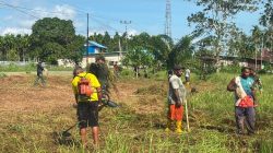Semarakkan HUT RI di Perbatasan, Satgas Swasembada Yonif 643/Wns Koops TNI Habema dan Masyarakat Gelar Karya Bakti