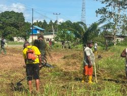 Semarakkan HUT RI di Perbatasan, Satgas Swasembada Yonif 643/Wns Koops TNI Habema dan Masyarakat Gelar Karya Bakti