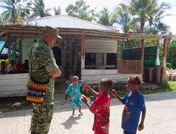 Hangatkan Kebersamaan, Dansatgas TMMD Ke-129 Kodim 1807/Sorsel Berbagi Keceriaan Bersama Anak-Anak Kampung Sesor