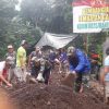 Terobos Hujan Demi Jembatan Rakyat: Komandan Koramil Songgon Pimpin Langsung Percepatan Pembangunan Jembatan Garuda di Songgon