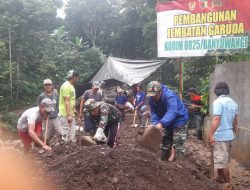 Terobos Hujan Demi Jembatan Rakyat: Komandan Koramil Songgon Pimpin Langsung Percepatan Pembangunan Jembatan Garuda di Songgon