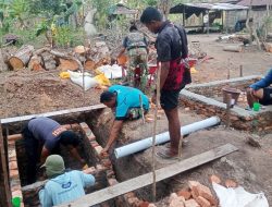 Gotong Royong TNI dan Warga Percepat Pembangunan Sumur dan MCK TMMD ke-129 di Wanam