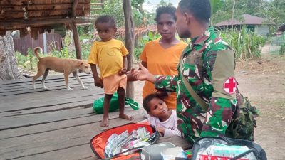 Wujud Kepedulian TNI, Satgas TMMD ke-129 Layani Pemeriksaan Kesehatan Masyarakat Wanam