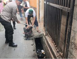 Kapolsek Bekasi Barat Pimpin Kerja Bakti Bersama Warga Kranji Sambut HUT Ke-81 Kemerdekaan RI