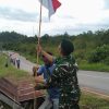 Sambut HUT Ke-81 RI, Satgas Pamtas Yonarmed 13/Nanggala Bersama Warga Badau Kibarkan Merah Putih Sepanjang 4 KM di Jalan Raya Perbatasan