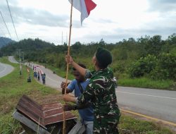 Sambut HUT Ke-81 RI, Satgas Pamtas Yonarmed 13/Nanggala Bersama Warga Badau Kibarkan Merah Putih Sepanjang 4 KM di Jalan Raya Perbatasan