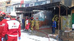 Siang Mencekam di Seberang Ulu I Palembang: Ruko Tiga Lantai Ludes Dilalap Si Jago Merah