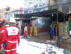 Siang Mencekam di Seberang Ulu I Palembang: Ruko Tiga Lantai Ludes Dilalap Si Jago Merah