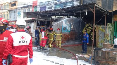 Siang Mencekam di Seberang Ulu I Palembang: Ruko Tiga Lantai Ludes Dilalap Si Jago Merah