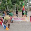 Sambut HUT Ke-81 RI, Satgas TMMD dan Warga Wanam Gotong Royong Pasang Bendera