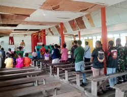 Tingkatkan Keimanan, Personel Satgas TMMD Laksanakan Ibadah Minggu di Gereja Santa Teresia Wanam