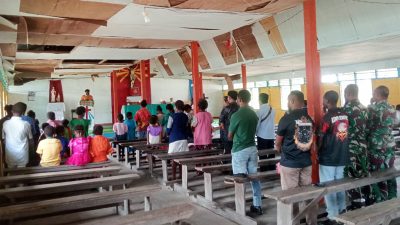 Tingkatkan Keimanan, Personel Satgas TMMD Laksanakan Ibadah Minggu di Gereja Santa Teresia Wanam