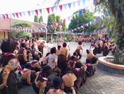 Tempa Jiwa Nasionalisme Sejak Dini, Babinsa Koramil Songgon Gembleng 224 Siswa Baru SMPN 1 Songgon Lewat Wasbang dan PBB