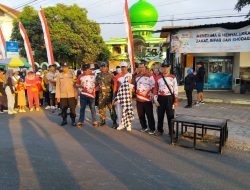 Semarakkan HUT RI ke-81, Babinsa Jajag Terjun Langsung Ikuti Jalan Sehat Bersama Warga Desa