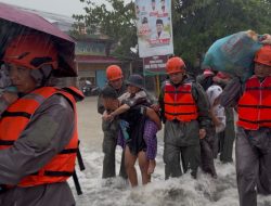 Polri Gerak Cepat Evakuasi Warga Terdampak Banjir di Padang