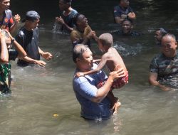 Kebersamaan Satgas TMMD Ke-129 Bersama Warga di Air Terjun Kampung Sesor, Wujud Kemanunggalan TNI dengan Rakyat yang Semakin Erat