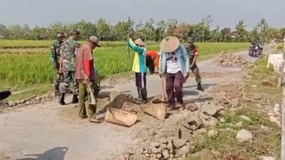 Cegah Kecelakaan, Babinsa dan Warga Guworejo Gotong Royong Perkuat Bahu Jalan