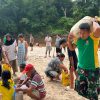 Perkokoh Kemanunggalan, Pos Kout Satgas Yonarmed 13/Nanggala Gelar Kerja Bakti Bersama Warga Gotong Pasir Sungai demi Pembangunan Masjid Desa Senaning