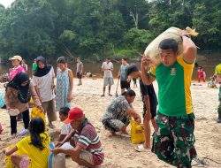 Perkokoh Kemanunggalan, Pos Kout Satgas Yonarmed 13/Nanggala Gelar Kerja Bakti Bersama Warga Gotong Pasir Sungai demi Pembangunan Masjid Desa Senaning