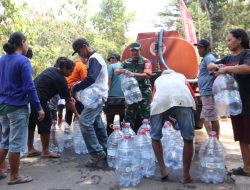 Kodim Sleman Kembali Salurkan Air Bersih   Sleman — Musim kemarau di sebagian wilayah Sleman menyebabkan terbatasnya ketersediaan air bersih dan menjadi tantangan bagi sebagian masyarakat. Merespons kondisi tersebut, Kodim 0732/Sleman menyalurkan Bantuan air bersih kepada warga seperti hari ini di Padukuhan Jitar Ngemplak Sumberarum Moyudan Sleman,Kamis (6/8/2026)  “Melalui penyaluran air bersih ini berharap dapat terus berupaya menghadirkan manfaat nyata bagi masyarakat dengan memberikan bantuan yang tepat sasaran, terutama dalam menghadapi kondisi darurat seperti keterbatasan akses air bersih akibat kekeringan,”ucap Dandim 0732/Sleman Letkol Arh Reindi dalam keteranganya.  Sementara Salah satu tokoh masyarakat padukuhan Jetak,Didi Kurniawan mengaku sempat kesulitan mendapatkan sumber air bersih, dan dirinya juga menyampaikan apresiasi atas bantuan air bersih yang diberikan oleh Kodim 0732/Sleman ini.(Pendim 0732/Sleman)