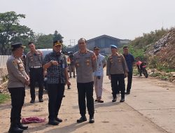 Kapolres Metro Bekasi Kota Salurkan 140 Paket Sembako Bantuan Kapolda Metro Jaya kepada Pemulung di Ciketing Udik