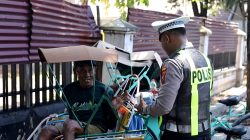 Satlantas Polres Gresik Gelar Jumat Berkah Berbagi untuk Warga