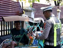 Satlantas Polres Gresik Gelar Jumat Berkah Berbagi untuk Warga