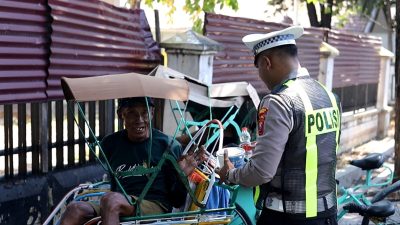 Satlantas Polres Gresik Gelar Jumat Berkah Berbagi untuk Warga
